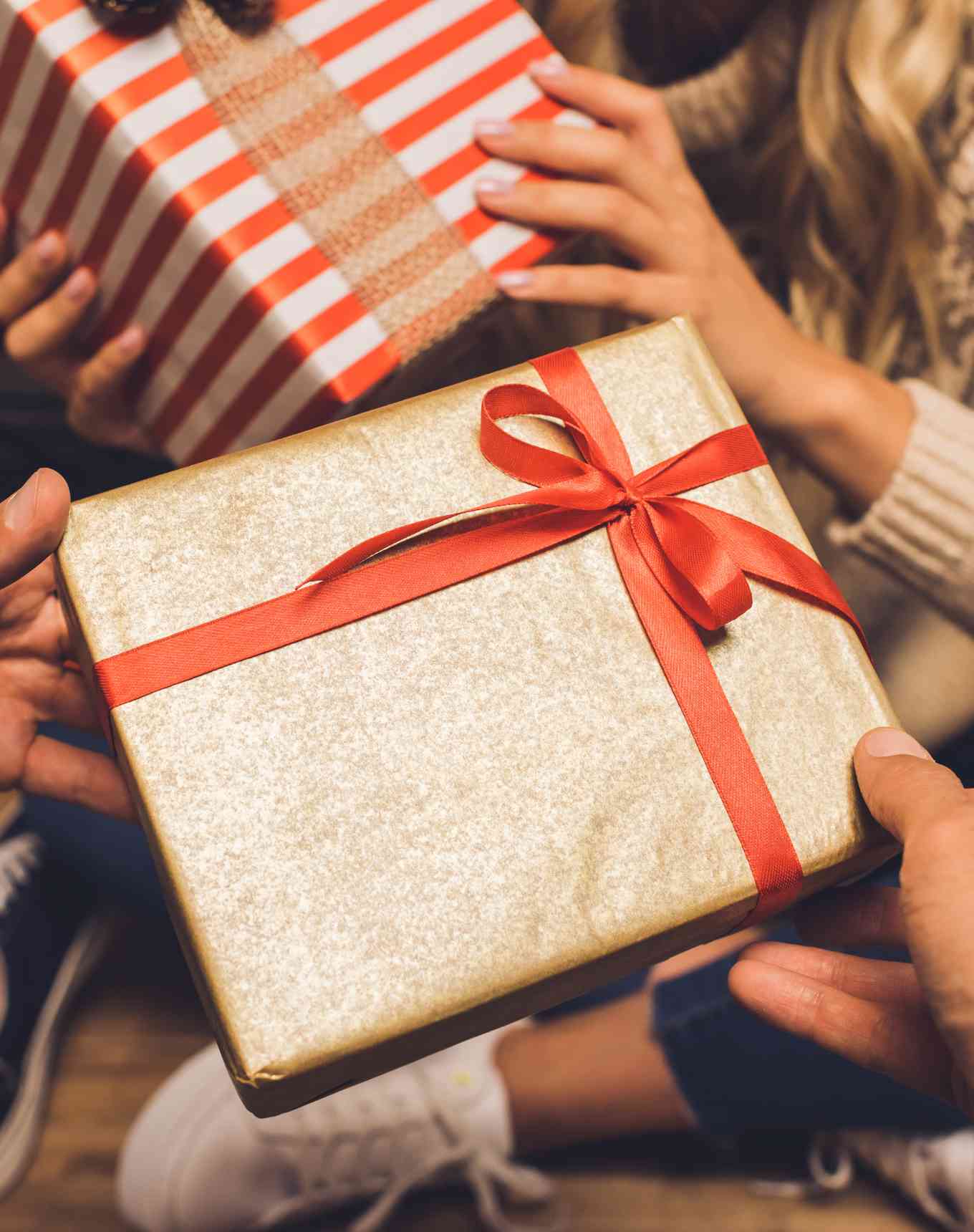 Send 1 gift. Gift synonym. Подарок пиктограмма. Дарим подарки. Give presents.